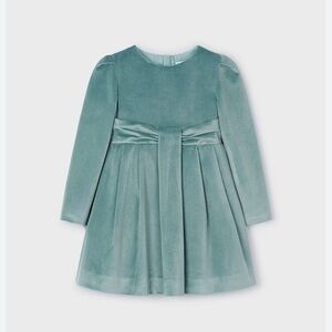 2 dress and 2 headbands 
Size 4 and 7 
Could both or one